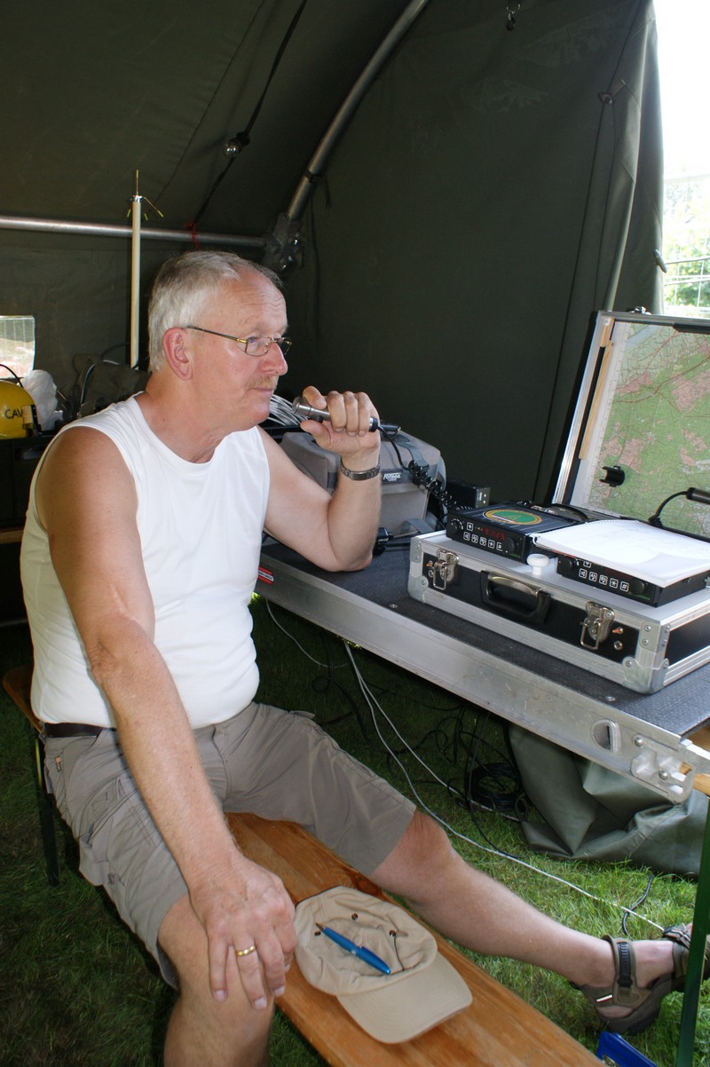 Henk PD0EDB achter de 2 meter (dares) set.
